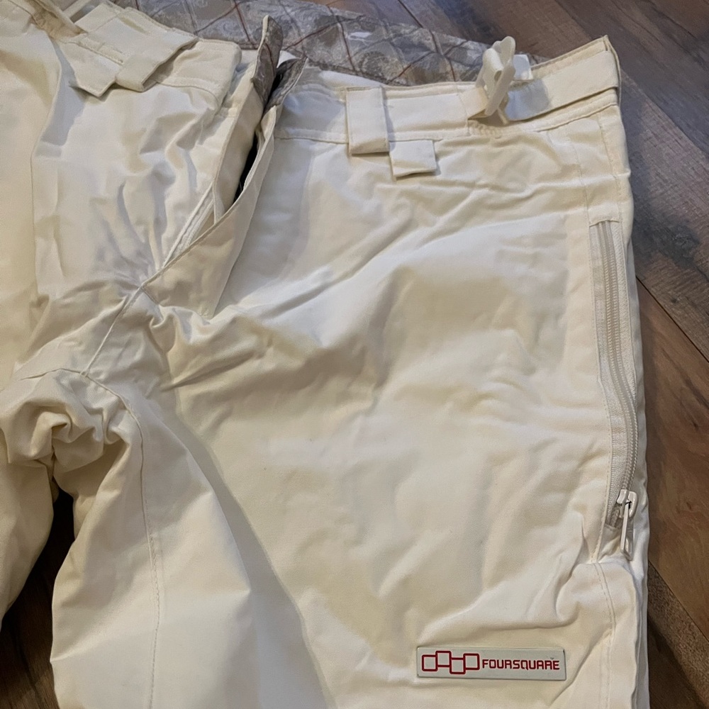 Womens snow pants (Foursquare brand) size medium